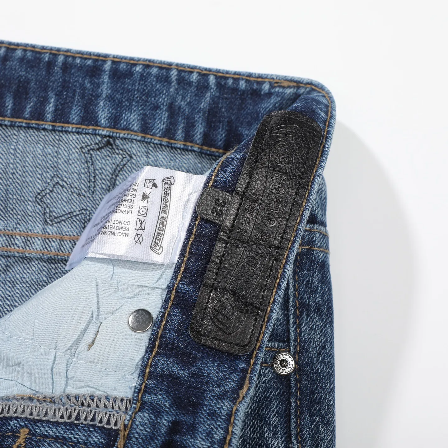 P270 ChromeHearts Chrome washed blue black and white leather straight pants, ceiling-level jeans, a pair is hard to find at the counter‼ ️About Zangyin✅This is an extremely luxurious fashion brand that can also be called the aristocracy of the high street. It has always been an exclusive brand for some hipsters or rich second generations. The color of this model is already very eye-catching by using a unique washed material. It is decorated with pink patch cross flowers, which cleverly highlights the charm of the brand. Secondly, this model adopts a classic high-waist cut design, which highlights the long legs and fashionable temperament of the upper body. The brand is highly recognizable and the slim-fitting configuration is more suitable for daily wear. The personality will be fashionable and the specifications can be seen at a glance. Materials and technology ✅ Needless to say, this point goes without saying. As an excellent craftsman brand, Zangyin's requirements for details and craftsmanship are really perfect. The washed color of this model has gone through a lot of processes, not to mention the embellishment of the denim appliqués. It is also purely handmade and sewn. Just like what they believe in, only handmade things have soul and have the meaning of wearing. A top-notch heavy-duty fashionable denim item, recommended by both hands‼ ️ Size: 28, 30, 32, 34, 36 (S-XXL) Color: blue Size reference: Pants length 100 102 104 106 106 Waist 72 76 80 84 88 Recommended weight S (about 110 pounds) M (about 120 pounds) L (about 140 pounds) XL (about 165) XXL (about 185)
